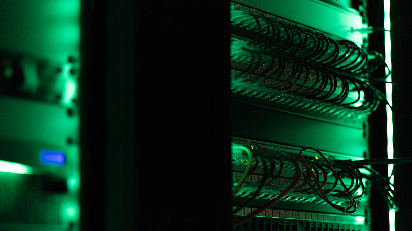 Baie d'équipements informatiques dans une salle sombre