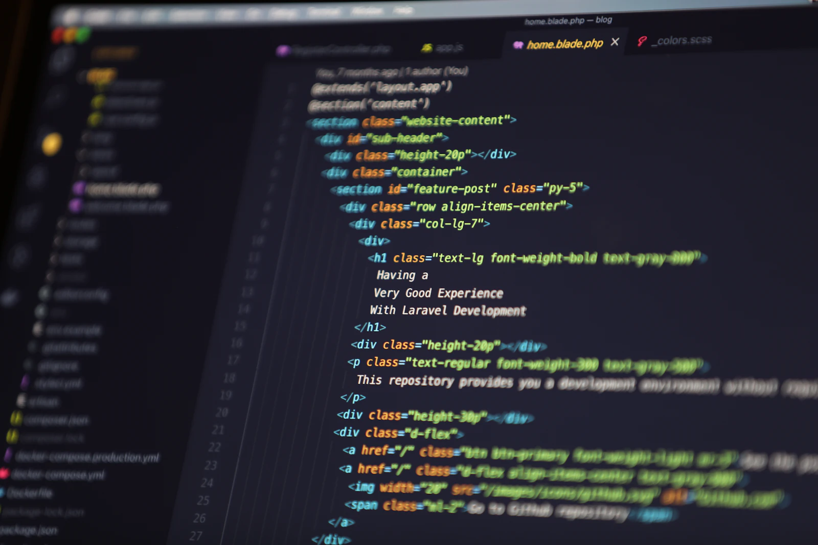 Écran d'ordinateur affichant du code HTML dans un éditeur sur fond sombre